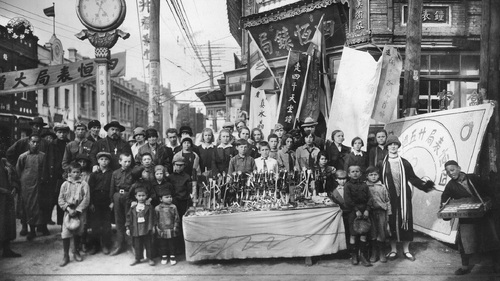 Wychowankowie polskiej bursy w Charbinie. Fotografia grupowa dzieci z księdzem Władysławem Ostrowskim, 1934 r. Fot. NAC