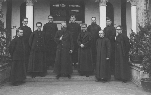 Grupa misjonarzy ze Zgromadzenia Świętego Wincentego a Paulo działających w Chinach Południowych, lata 30. XX w. Fot. NAC