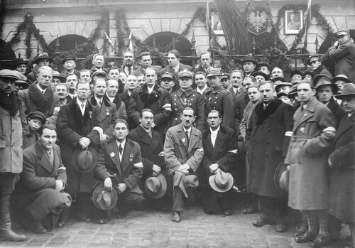 Lwów, 1933, fotografia grupowa przybyłych na zjazd uczestników obrony Lwowa na odcinku „Bema” w 15. rocznicę walk. Ze zbiorów Narodowego Archiwum Cyfrowego
