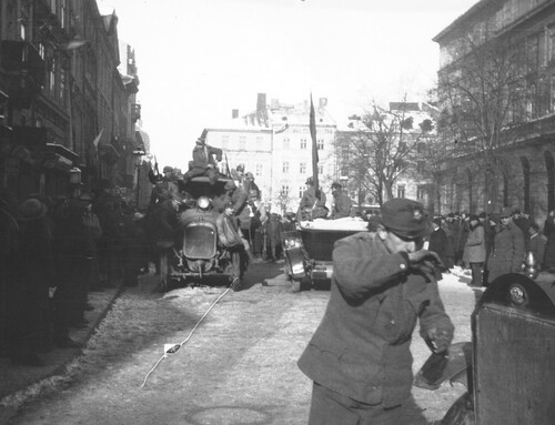 Żołnierze i mieszkańcy Lwowa na rynku w czasie walk z Ukraińcami w obronie miasta. Lwów, listopad 1918. Ze zbiorów Narodowego Archiwum Cyfrowego