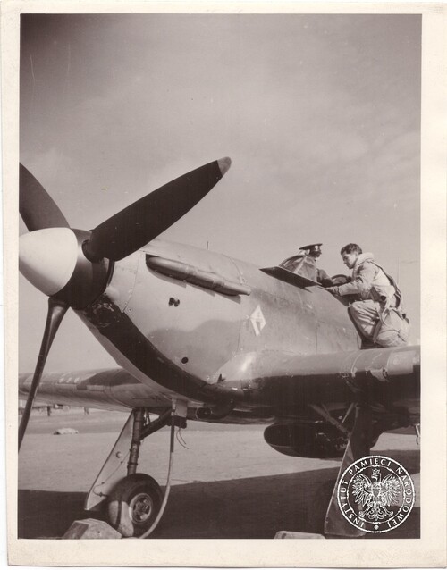 Polski lotnik z Dywizjonu 302 wsiadający do myśliwca Hawker Hurricane MK I. Fot. z zasobu IPN (kolekcja Stowarzyszenia Weteranów Armii Polskiej)