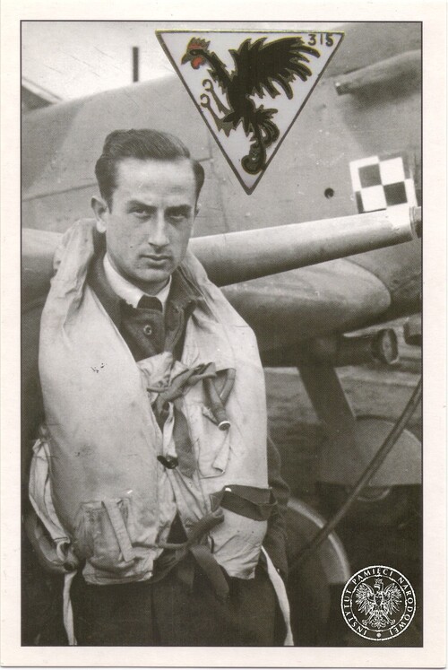Pilot Edward Jaworski na tle samolotu myśliwskiego Spitfire VB na lotnisku Northolt w Londynie. Fot. z zasobu IPN (kolekcja Stowarzyszenia Weteranów Armii Polskiej)
