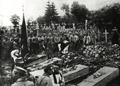 Pogrzeb poległych w obronie Lwowa, wśród których było też wiele dzieci, listopad 1918 r. (fot. NAC)