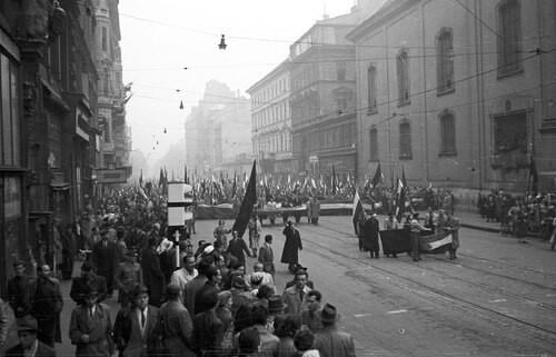 Demonstracja uliczna w Budapesztu, 25 X 1956 r.(fot. Wikipedia/CC BY-SA 3.0/Nagy Gyula)