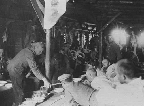 Posiłek w baraku obozowym dla internowanych legionistów w Szczypiornie, 1917-1918 r. Fot. NAC