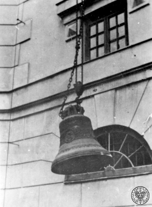 Zabytkowy dzwon z kościoła św. Jakuba w Skierniewicach podczas ściągania przez Niemców z wieży kościelnej w ramach akcji rekwizycyjnej, 30 września 1941 r. Fot. z zasobu IPN