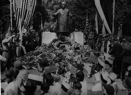 Tłum ludzi z amerykańskimi i polskimi flagami przy pomniku Woodrow Wilsona w Poznaniu, 1931 r. Fot. NAC