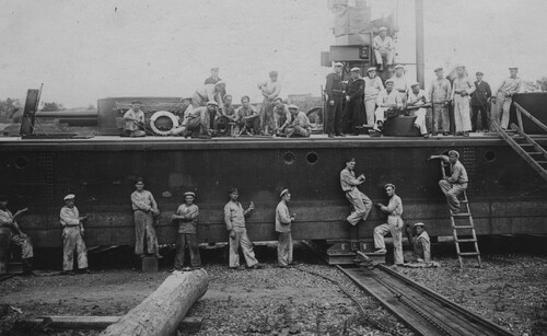 Załoga monitora rzecznego ORP „Horodyszcze” czyści kadłub statku w suchym doku w Modlinie, 1925 rok. Większość pracujących marynarzy ma umorusane ubrania robocze.