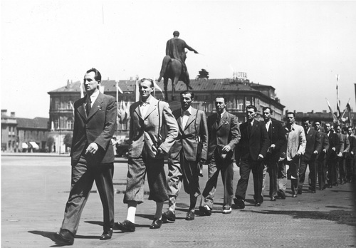 Piłkarze szwajcarscy, przybyli na mecz z reprezentacja Poslki, na placu Marszałka Józefa Piłsudskiego w drodze do Grobu Nieznanego Żołnierza. W głębi widoczny pomnik księcia Józefa Poniatowskiego, 3 czerwca 1939 r. Fot. NAC