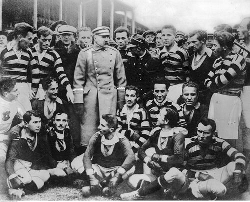 Marszałek Józef Piłsudski w otoczeniu zawodników Pogoni Lwów i Wisły Kraków na stadionie Wisły, 16 listopada 1924 r. Fot. NAC