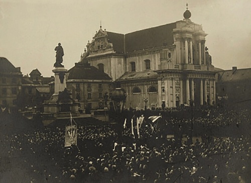 Pochód narodowy w Warszawie, którego organizatorem był Maurycy Zamoyski, 5 listopada 1905 r.  Fot. ze zbiorów Biblioteki Narodowej