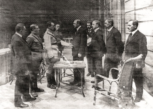 Maurycy Zamoyski (piąty z prawej) mianuje gen. Józefa Hallera (trzeci z lewej) naczelnym dowódcą Armii Polskiej we Francji. Fot. NAC