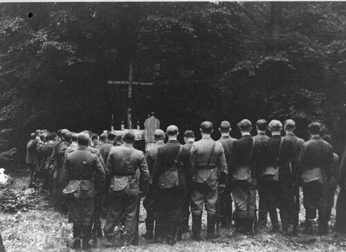 Polowa msza święta na Wykusie z udziałem mieszkańców okolicznych wsi, 12 września 1943 r. Fot. Tadeusz Rylski Ostoja