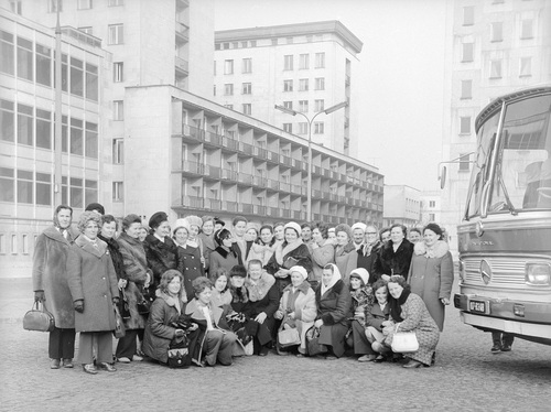 Wizyta grupy kobiet w Domu Chłopa w Warszawie, 1974 r. Fot. NAC