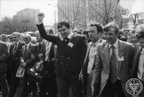Jan Kułaj (z podniesioną ręką), Jan Ciosek (trzeci z prawej) , Roman Bartoszcze (drugi z prawej), Piotr Baumgart (z kapeluszem w dłoni) na czele pochodu manifestantów na ul. Juliana Marchlewskiego (obecnie Aleja Jana Pawła II) po zarejestrowaniu NSZZ RI "Solidarność" w Sądzie Najwyższym, 12 maja 1981 r. Fot. z zasobu AIPN