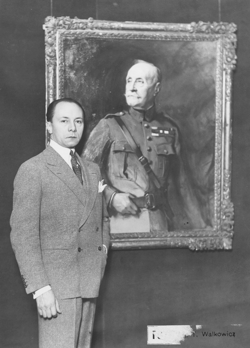 Tadeusz Styka obok swojej pracy na wystawie w Chicago, 1930 r. Fot. NAC