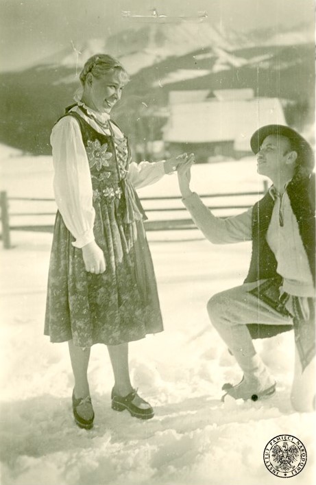 Lidia Lwow ps. „Ewa”, „Lala” oraz mjr Zygmunt Szendzielarz ps. „Łupaszko” pozują do zdjęcia w strojach góralskich, Zakopane, luty 1948 r. Autor nieznany. Fot. z zasobu IPN
