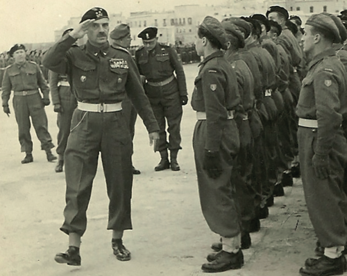 Generał Władysław Anders wśród żołnierzy 2. Korpusu Polskiego, 1945 r. (fot. Wikimedia Commons)