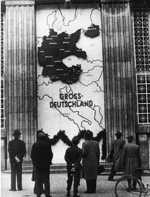 Propaganda narodowosocjalistyczna w Austrii po Anschlussie. Mapa Wielkich Niemiec namalowana na ścianie banku Creditanstalt., marzec 1938 r. Fot. NAC