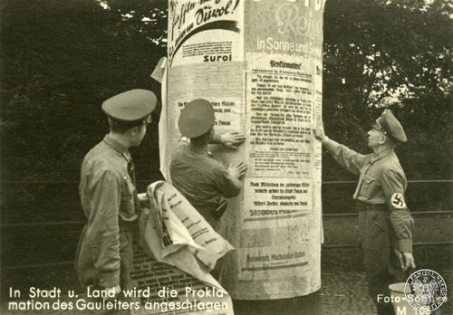 Członkowie gdańskiego SA rozklejają plakaty z proklamacją Gauleitera Alberta Forstera, 1 września 1939 r. Fot. AIPN (Odbitka drukowana wklejona do niemieckiego albumu propagandowego "Danzigs Befreiung")
