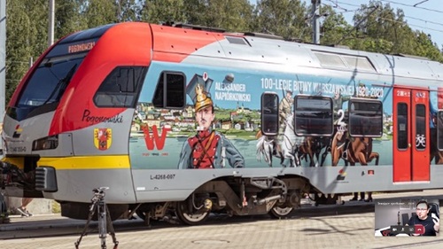 Grafika przedstawiająca Aleksandra Napiórkowskiego na pociągu Łódzkiej Kolei Aglomeracyjnej jako element lokalnych obchodów 100-lecia Bitwy Warszawskiej. Fot. IPN