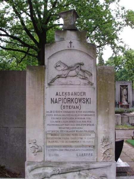 Nagrobek Aleksandra Napiórkowskiego na Cmentarzu Starym w Łodzi, 2014 r. Fot. Wikimedia Commons/cmentarz-stary.w-lodzi.info  (CC BY 2.5)
