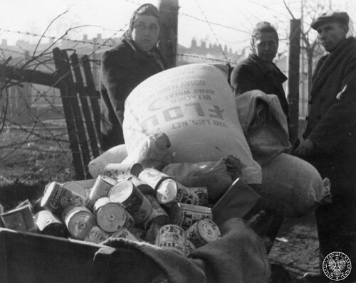 Ofiary II wojny korzystające z żywności z darów Organizacji Narodów Zjednoczonych do Spraw Pomocy i Odbudowy (UNRRA); 1945 - 1946. Fot. z zasobu IPN