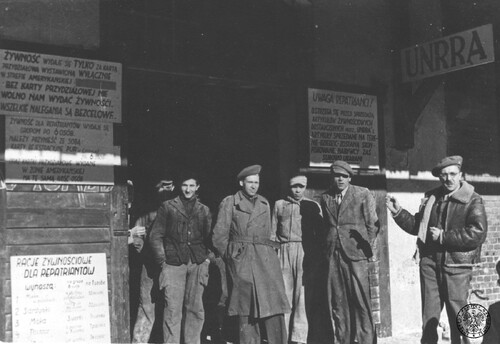 Wejście do jednego z magazynów z żywnością z darów Organizacji Narodów Zjednoczonych do Spraw Pomocy i Odbudowy (UNRRA); 1945 - 1946. Fot. z zasobu IPN