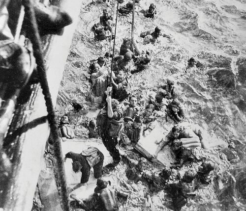 HMS „Dorsetshire” ratuje rozbitków z „Bismarcka”