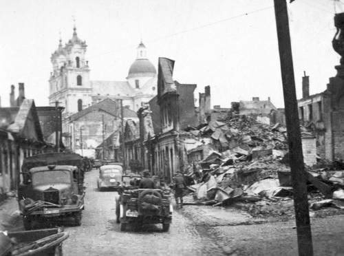 Fragment zniszczonego Grodna. Na pierwszym planie widoczne samochody wojskowe. Na drugim kościół pojezuicki pod wezwaniem św. Franciszka Ksawerego, 1941 r. Fot. NAC