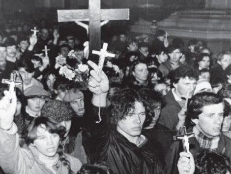 Protestujący w obronie krzyża w Miętnem podczas nabożeństwa w kościele w Garwolinie (fot. ze strony diecezji siedleckiej: diecezja.siedlce.pl)