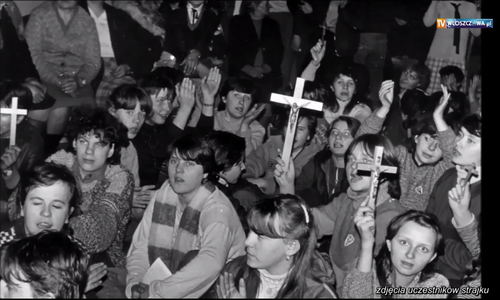 Protestujący w obronie krzyża we Włoszczowie (fot. Telewizja Włoszczowa)