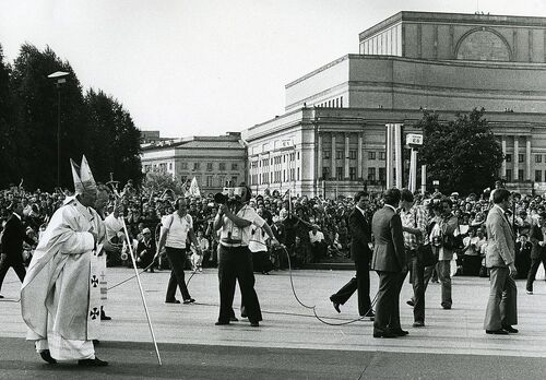 Jan Paweł II podczas mszy św. na pl. Zwycięstwa w Warszawie (obecnie pl. Marszałka Józefa Piłsudskiego)