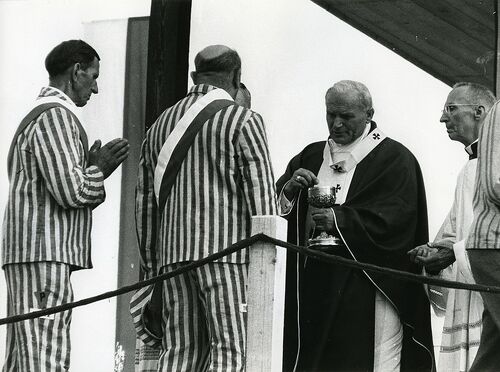 Podczas mszy świętej w Oświęcimiu papież udzielił komunii byłym więźniom niemieckiego obozu zagłady KL Auschwitz