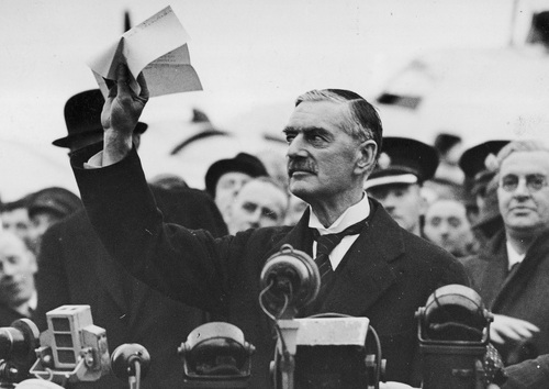 Premier Wielkiej Brytanii Neville Chamberlain przemawia na lotnisku Heston do zgromadzonej publiczności, na temat układu podpisanego w Monachium, 30 września 1938 r. Fot. NAC