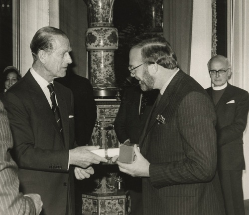 Michael Bourdeaux (drugi od prawej) otrzymuje Nagrodę Templetona, 1984 r.  Fot. ze zbiorów The Keston Center for Religion, Politics and Society, Baylor University, Waco, Texas