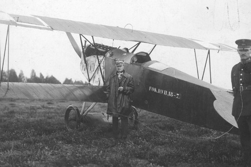 Płk pilot Jerzy Kossowski - fotografia sytuacyjna przed samolotem Fokker D.VII. Ze zbiorów Narodowego Archiwum Cyfrowego