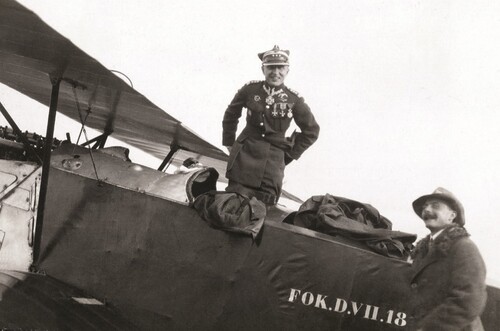Płk Jerzy Kossowski w kabinie myśliwca Fokker D.VII 18-7; zdjęcie wykonano prawdopodobnie na lotnisku w Lidzie między majem a wrześniem 1925 r. Fot. ze zbiorów Muzeum Lotnictwa Polskiego