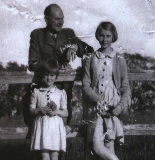 Ppłk Bronisław Kowalczewski z córkami Hanną (zprawej) i Krystyną (zlewej), Francja, wiosna 1940 r. Fot. ze zbiorów Katarzyny Dowbor