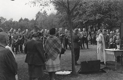 Msza św. polowa z udziałem powstańców ze Zgrupowania „Kampinos”, wrzesień 1944 r. (fot. IPN)