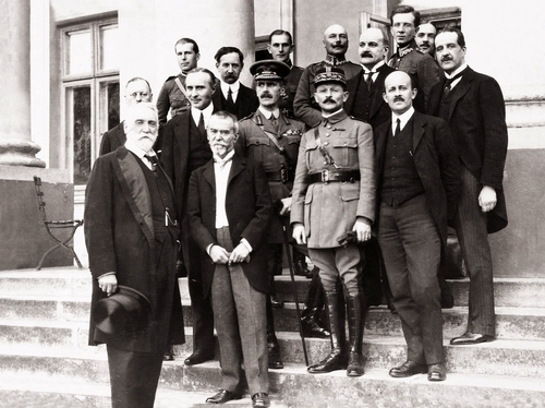 Members of Interallied Mission to Poland (1920) First row from the left: Edgar Vincent D’Abernon, Jean Jules Jusserand, Maxime Weygand, Maurice Hankey