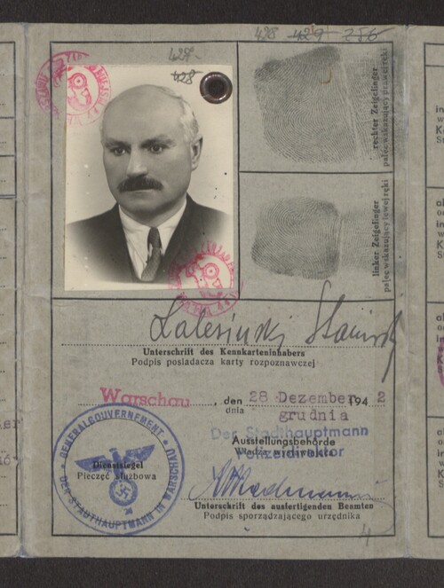 Strona ze zdjęciem kennkarty wystawionej Pułkownikowi (tu występującemu, i podpisanemu, jako „Stanisław Zalesiński”). Z zasobu IPN