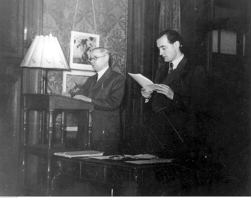 Zjazd dziennikarzy polskich w Londynie, 7 grudnia 1944. Prezes Związku Dziennikarzy RP Zygmunt Nowakowski i sekretarz generalny Bolesław Wierzbiański (fot. NAC)