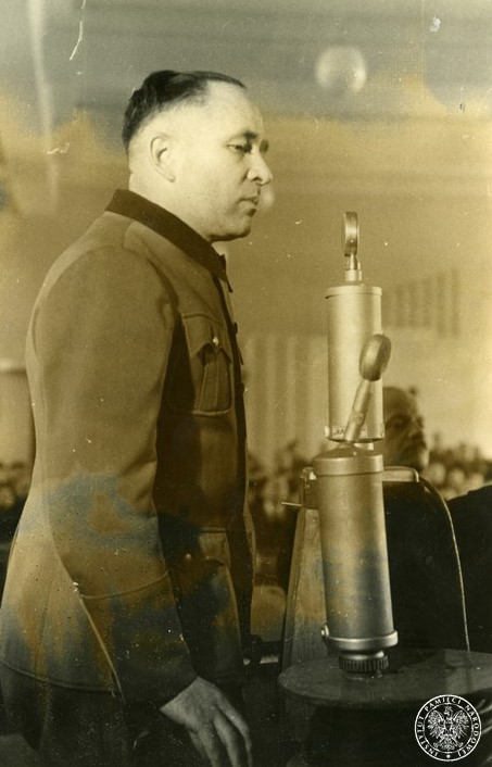 Rudolf Höss, były komendant KL Auschwitz-Birkenau, składa zeznania w czasie swojego procesu przed Najwyższym Trybunałem Narodowym, marzec 1947. Fot. z zasobu IPN