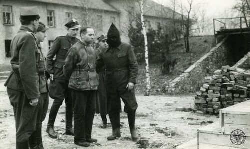 Rudolf Höss (pośrodku, w niemieckiej kurtce wojskowej), były komendant KL Auschwitz-Birkenau, na terenie tego byłego obozu - miejscu wykonania wyroku śmierci; 16 kwietnia 1947. Fot. z zasobu IPN
