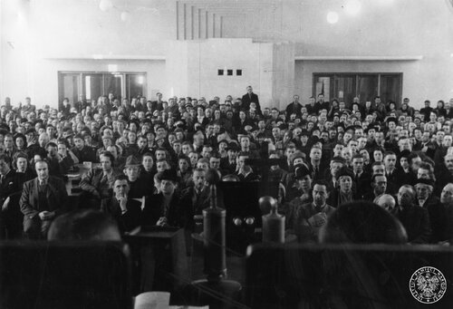Publiczność i obserwatorzy siedzący na sali w czasie procesu byłego komendanta obozu KL Auschwitz-Birkenau Rudolfa Hössa przed Najwyższym Trybunałem Narodowym - widok od przodu zza stołu sędziowskiego; marzec 1947. Fot. z zasobu IPN