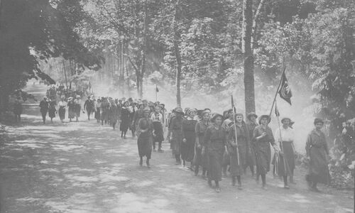 Drużyny żeńskie podczas marszu, 1918 r. (fot. NAC)