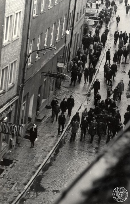 Grudzień 1970. Prowadzenie zatrzymanych milicjantów. Fot. z zasobu IPN