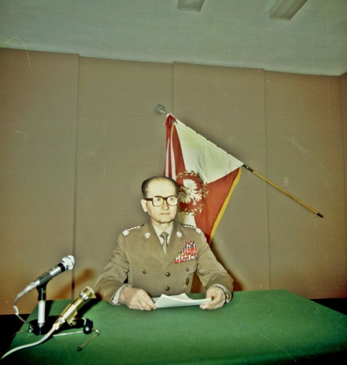 Wojciech Jaruzelski przygotowujący się do odczytania przemówienia informującego o wprowadzeniu stanu wojennego - Warszawa, 13 grudnia 1981 r. Fot. Wikipedia Commons/domena publiczna
