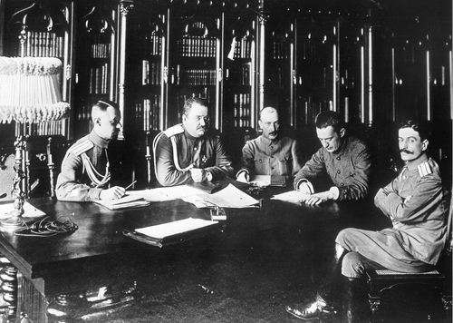 Posiedzenie Ministerstwa Wojny Rządu Tymczasowego w 1917 r.; w środku wiceminister wojny Borys Sawinkow, drugi z prawej premier Aleksander Kiereński